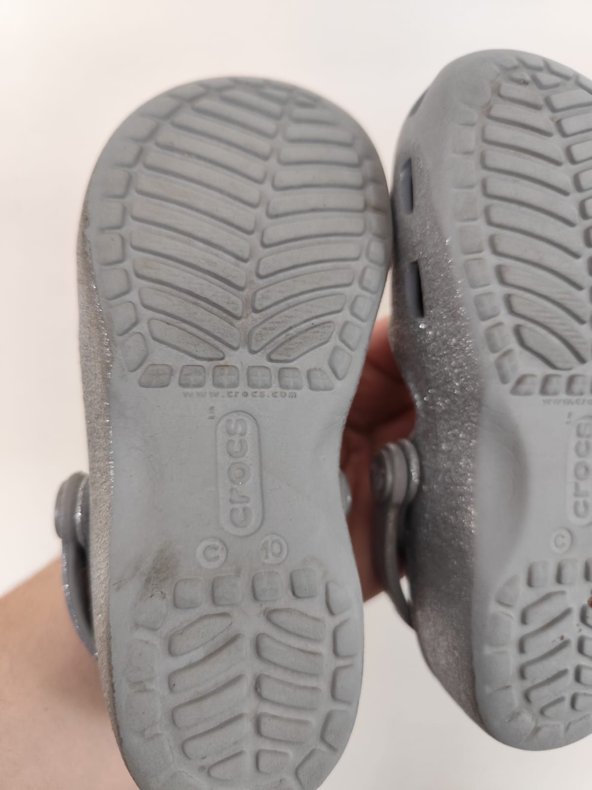 Crocs gri cu sclipici