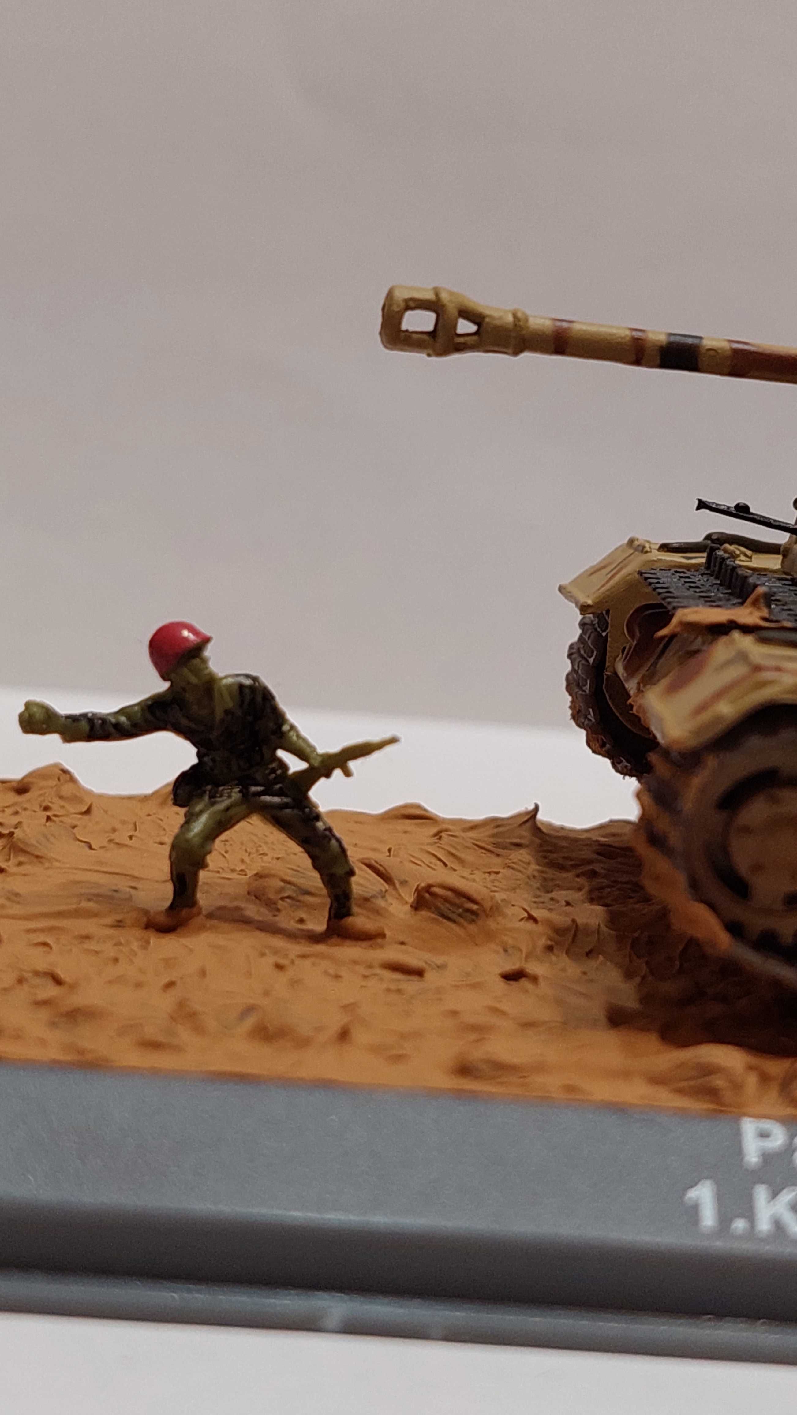 1:72 танк в дисплей Тигър с войник в бойна сцена