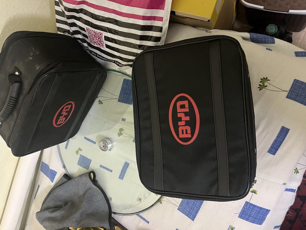 Продам Фирменном сумке Зарядку 2 кв и разетку обратно оригинал от BYD