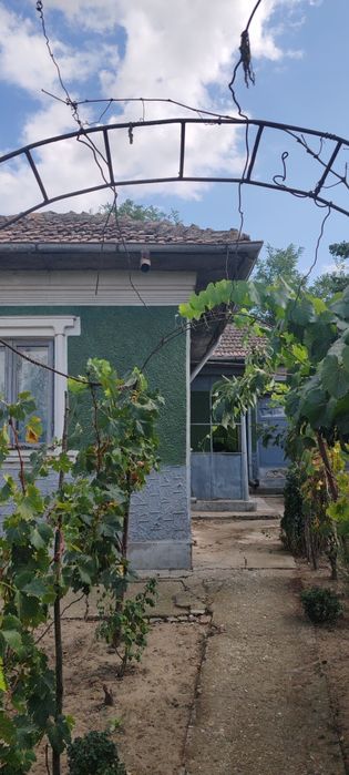 Vând casă bătrânească și teren 1600 mp