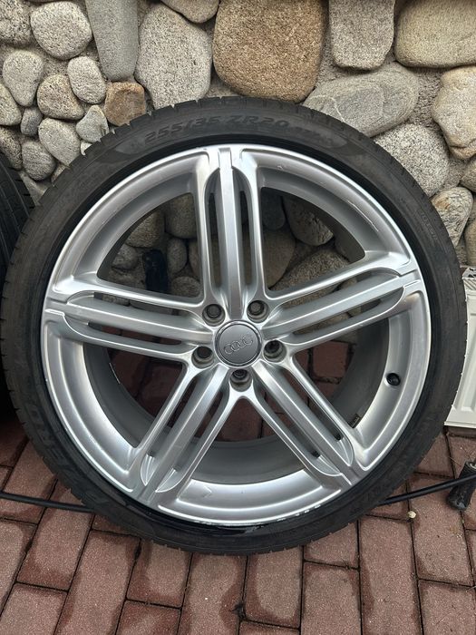 Оригинални джанти Audi с гуми Pirelli PZero