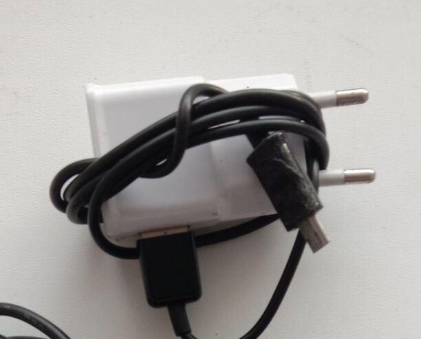 Зарядное и шнуры от зарядного устройство и приборов.