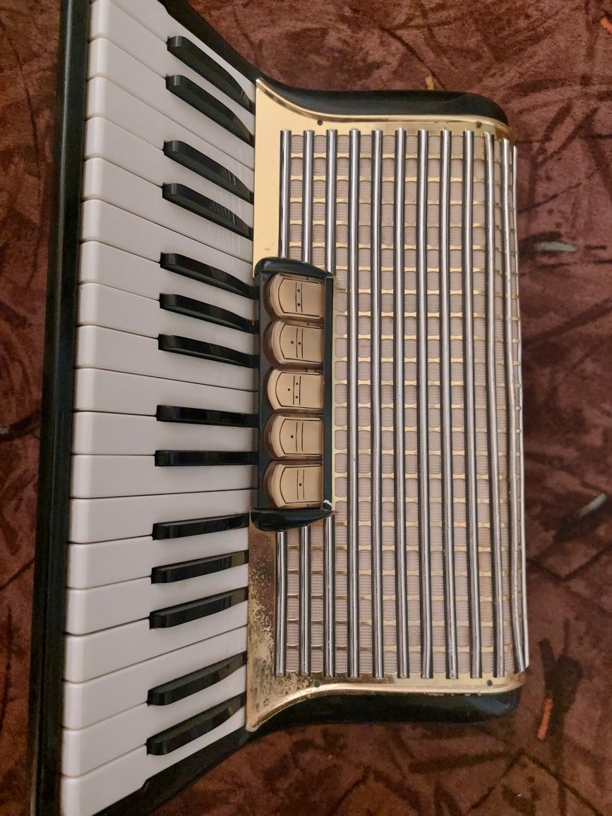 Vând acordeon Hohner