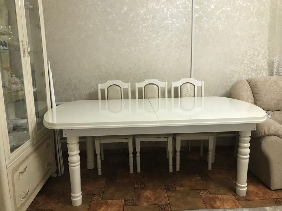 Продам стол для гостиной