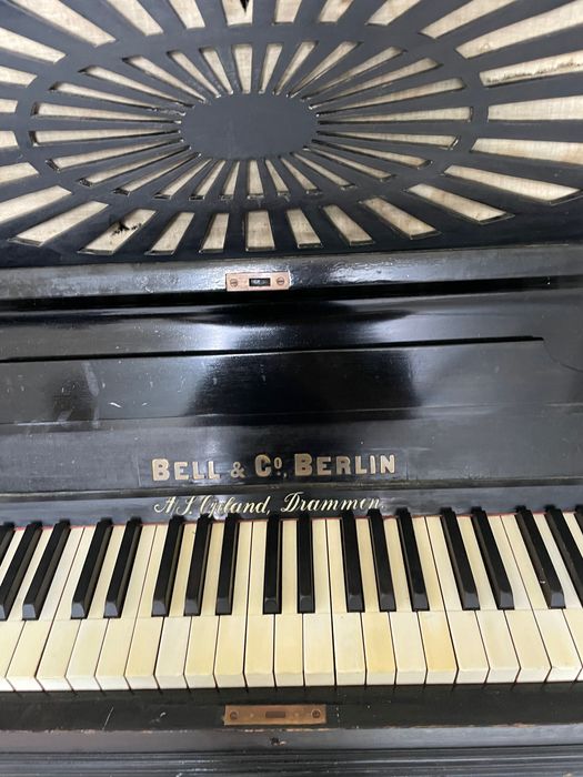 Pianine  stare foarte buna , trebuiesc acordate