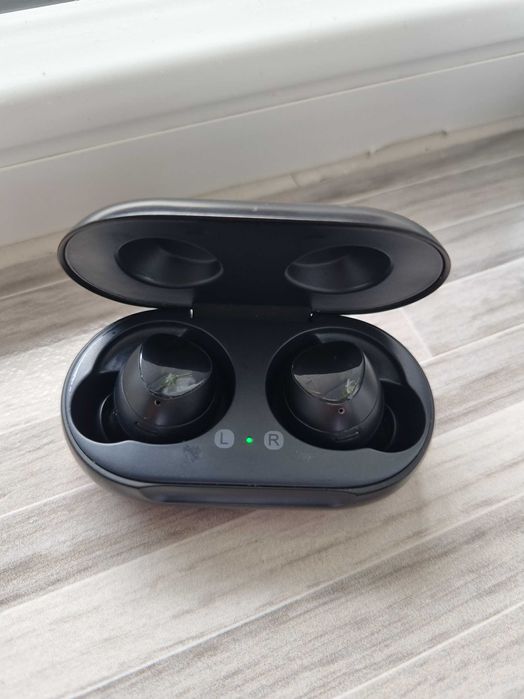 Слушалки Samsung Earbuds plus