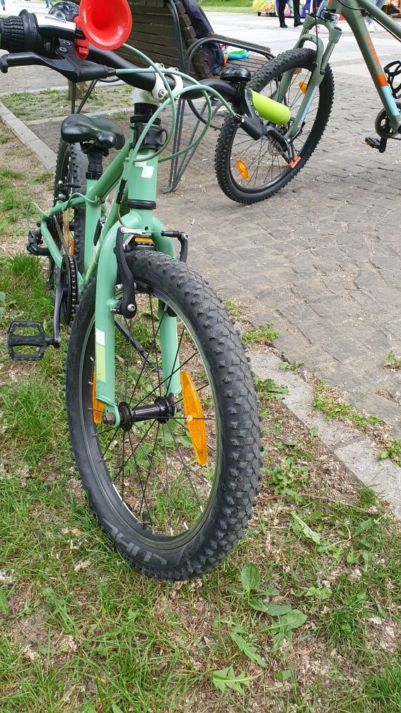 Se vinde bicicleta cube 20 inch copiii