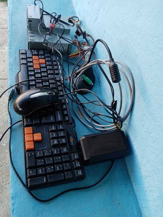Vând sursa de calculator, tastatura, mouse, microfon, boxă.