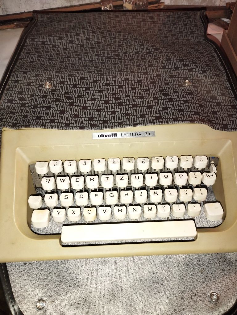 Mașină de scris olivetti letera 25+