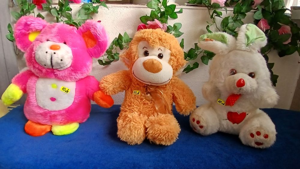 Плюшени играчки различни големини и разцветки любими на малките деца.