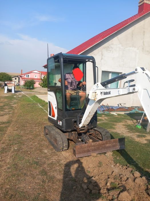 Mini excavator și incarcator