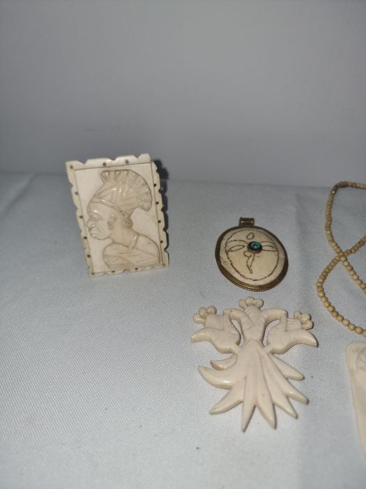 obiecte din fildes, piese vechi , pandantive si plachete sculptate