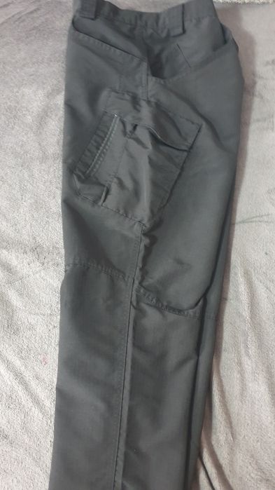 Pantaloni tactici , marimea L . Noi.