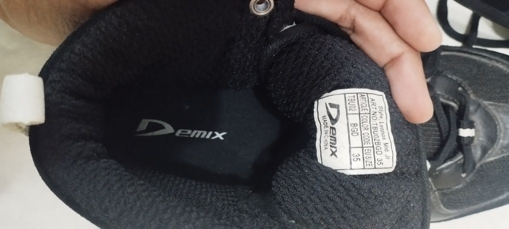Продаётся боксерский обувь Demix. Состояние отличное.