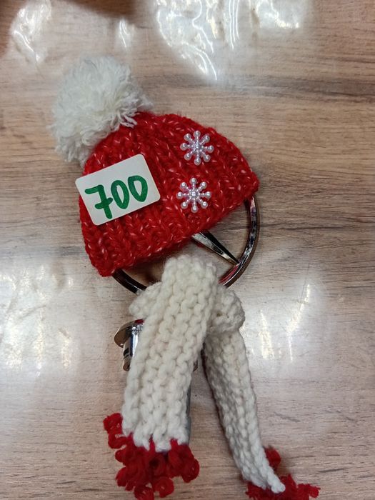 Шапочка и шарфик на значок капота