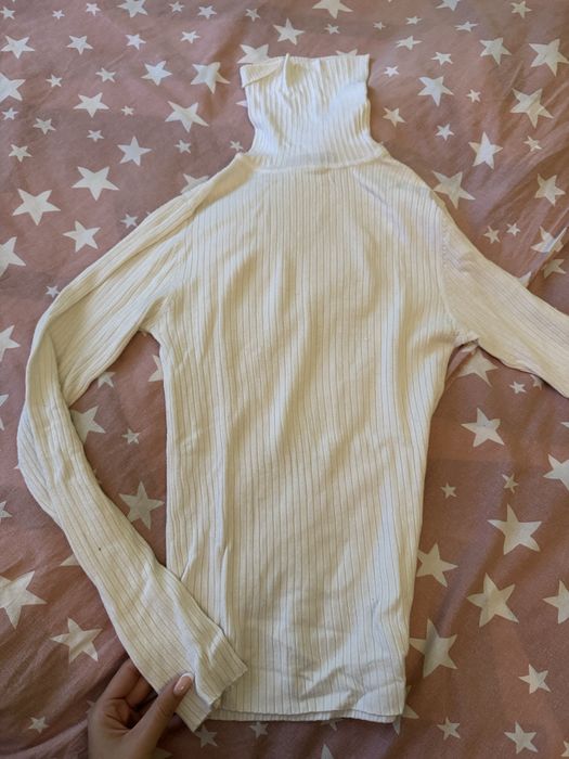 Пуловери бял и черен