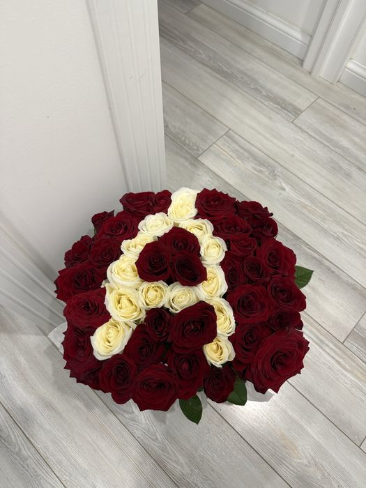 Цветы в корзине 51 роза, буква А.