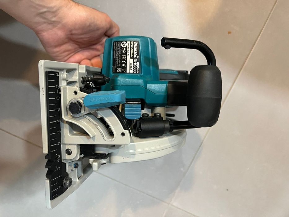Multifuncțional Makita DTM51 și circular Makita DHS680