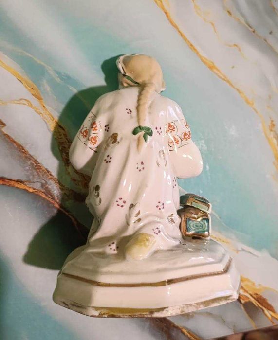 Фарфоровая статуэтка Алёнушка.