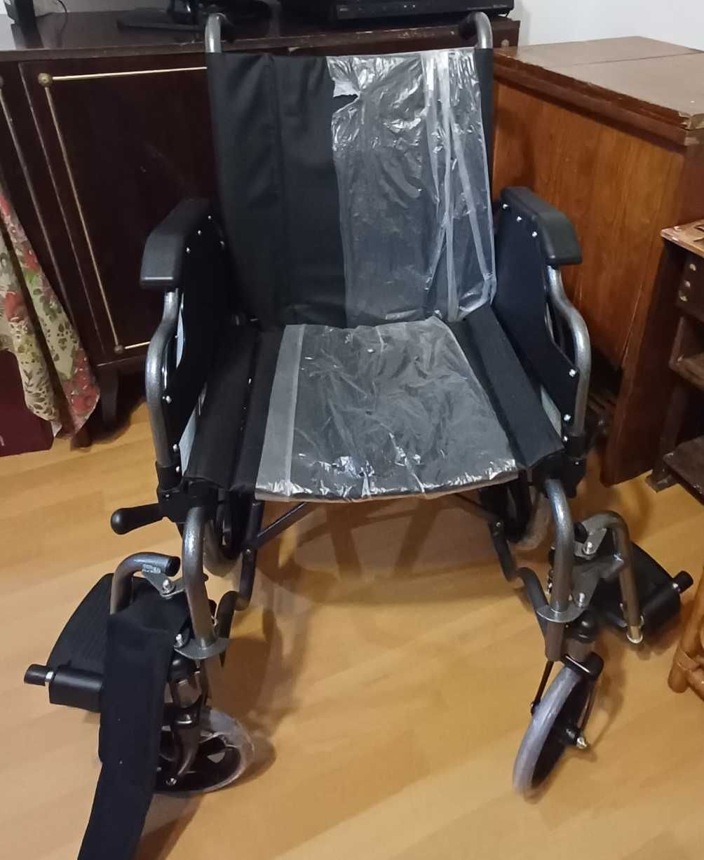 Scaun cu rotile pliabil pentru persoane cu dizabilitati