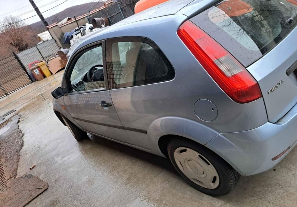Dezmembrez Ford Fiesta 1.3 benzina an 2004 2 uși