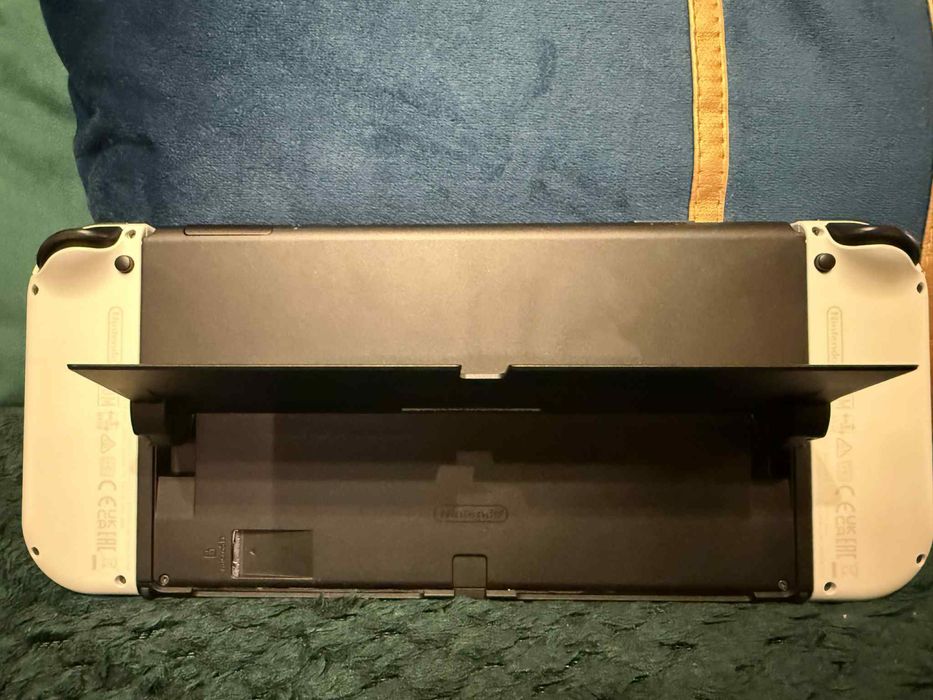 ANUNȚ DE VÂNZARE – Nintendo Switch OLED (White)