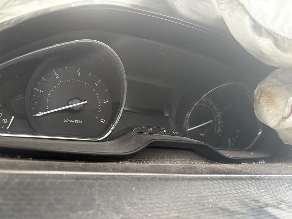 Peugeot 2008 1.6hdi 2015 година 5 скорости ръчка на части