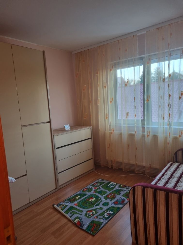 Proprietar Închiriez apartament 3 camere,