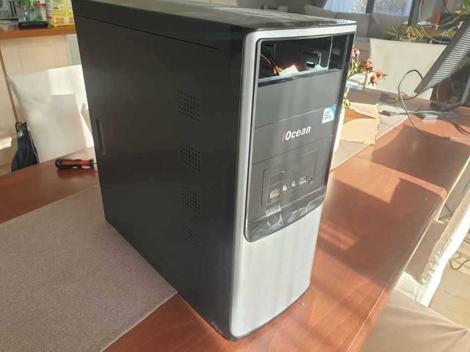 Лот компютърни кутии със захранвания и дънни платки