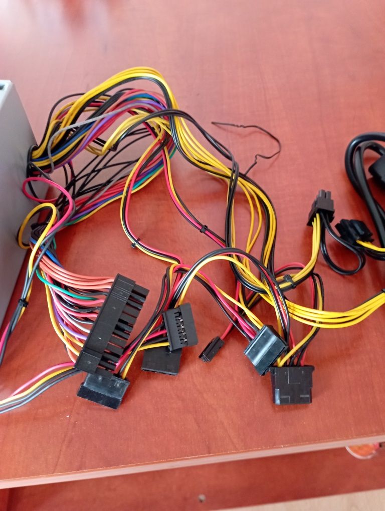 Продавам  малко използвано работещо захранване за компютър 600W