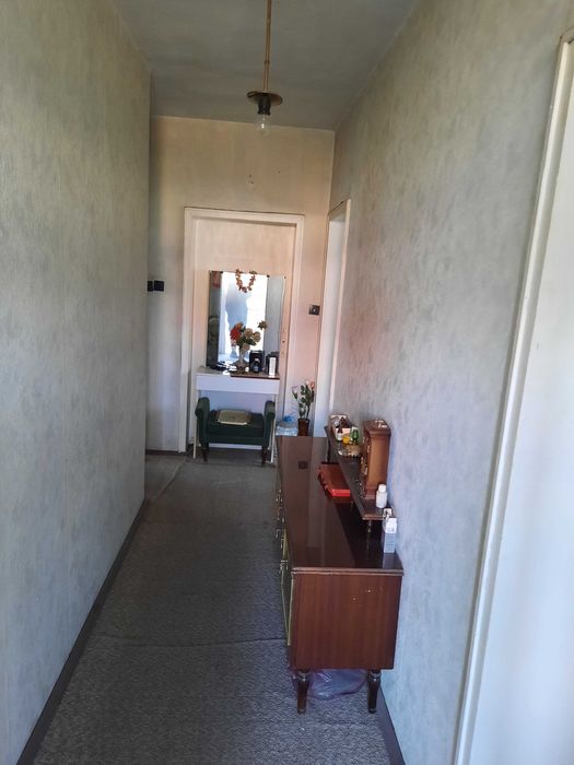 Продавам къща на 2 етажа с 2 гаража и доп. постройки