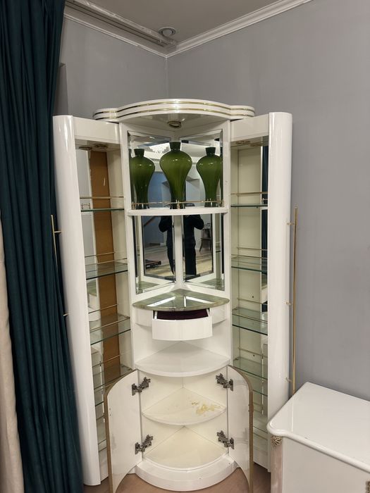 Три хороших шкафа в зал кухню и так далее