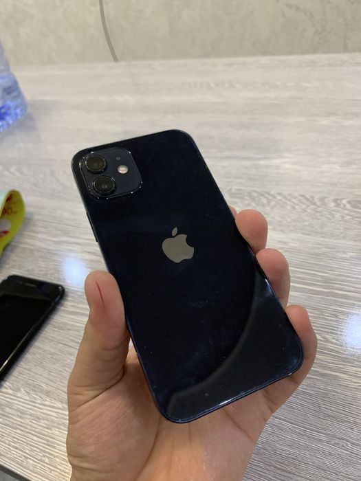 Айфон 12 синий.