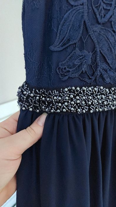 Официална рокля с лека забележка