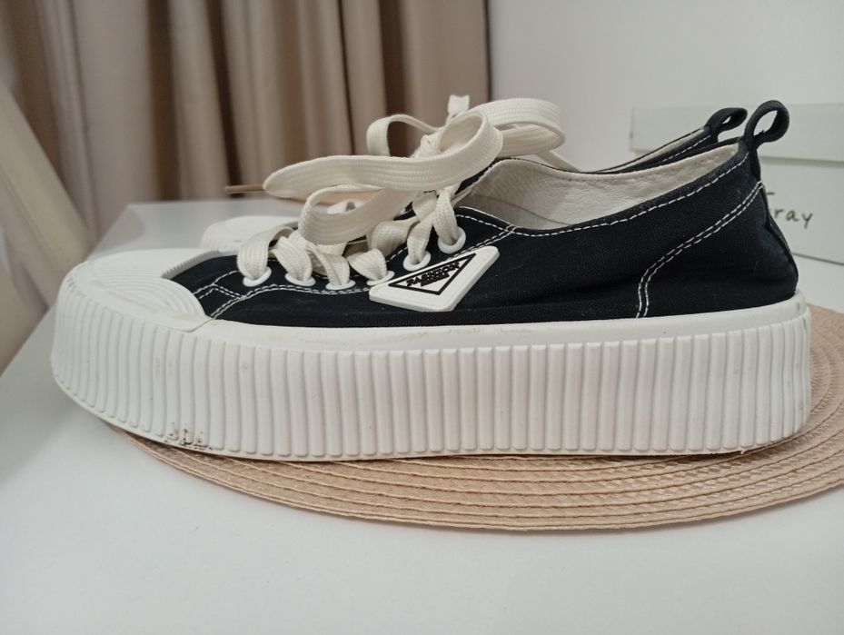 Teniși,purtați o singura dată