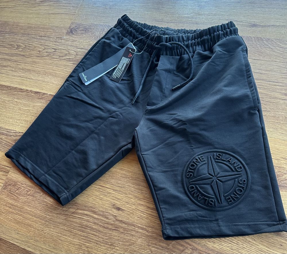 Мъжки,памучни,черни къси панталонки Stone Island с изпъкнало лого