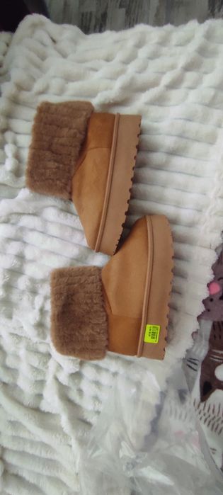Чисто нови боти с пух,38 номер, много дебела вата отвътре.Имам и 41 н.