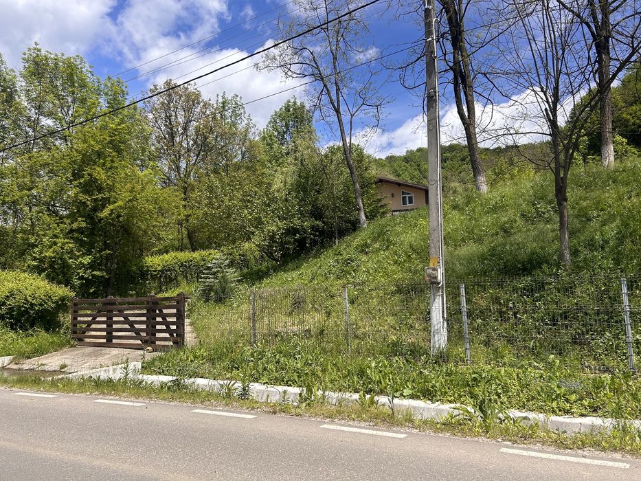 Vand casa cu etaj intr-o zona linistita