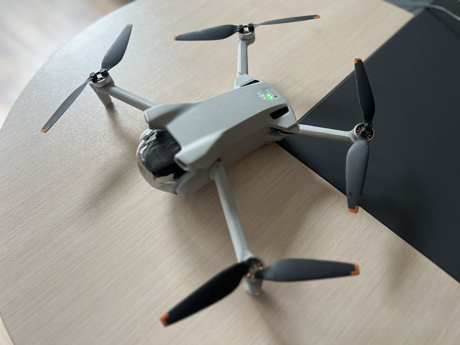 Продавам DJI Mini 3 Fly More Combo RC-2