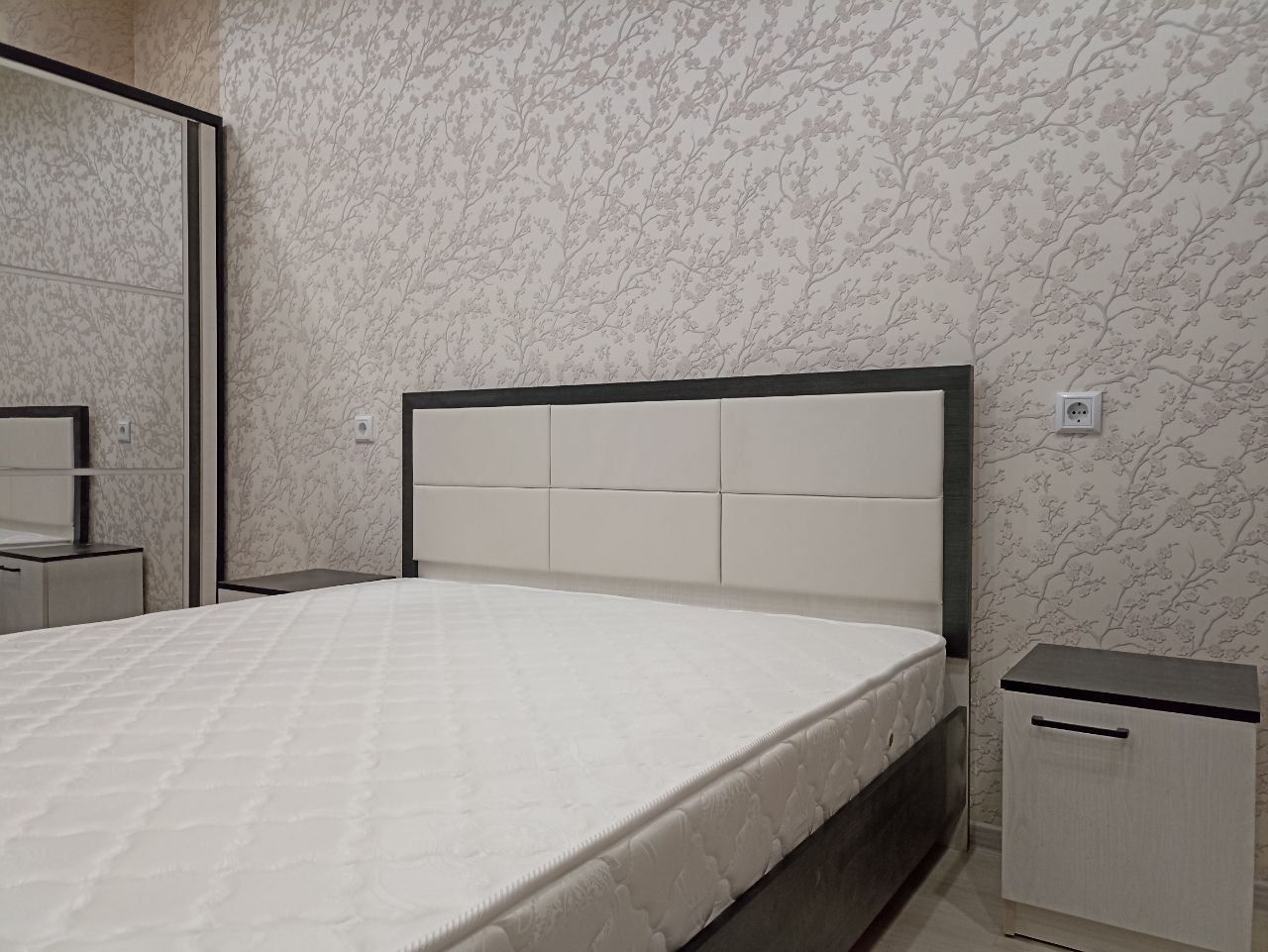 Spalni kravat mebel