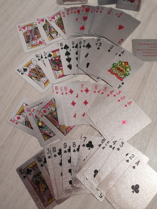 Pachet cărți de joc poker argintii, cu foita de aur 24kt,din plastic,