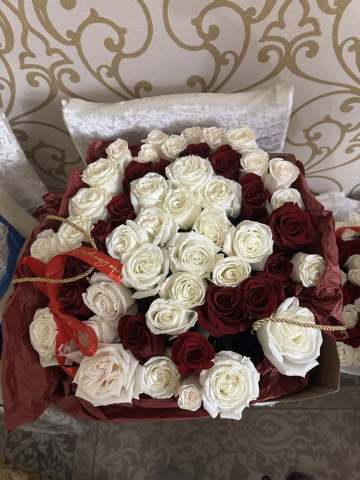 продается 51 роза