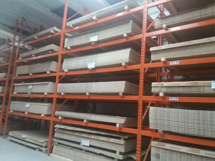 Rafturi metalice pentru depozitare