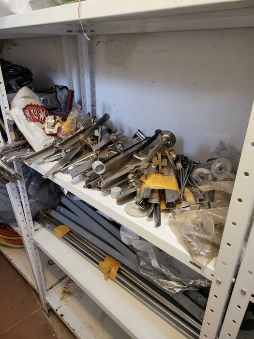 Магазинно оборудване и много видове закачалки