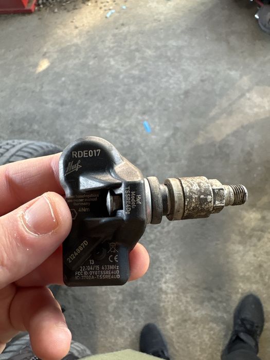Продавам оригинален сензор за следене на налягането в гумите (TPMS)