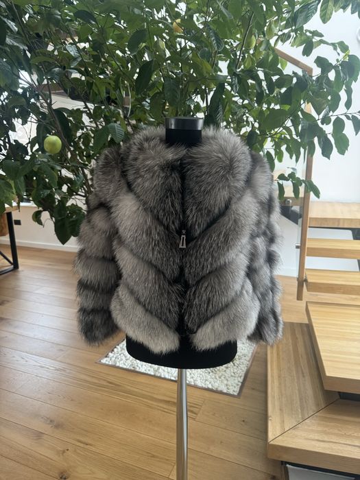 Vand haina din blana de vulpe argintie la 1499 lei