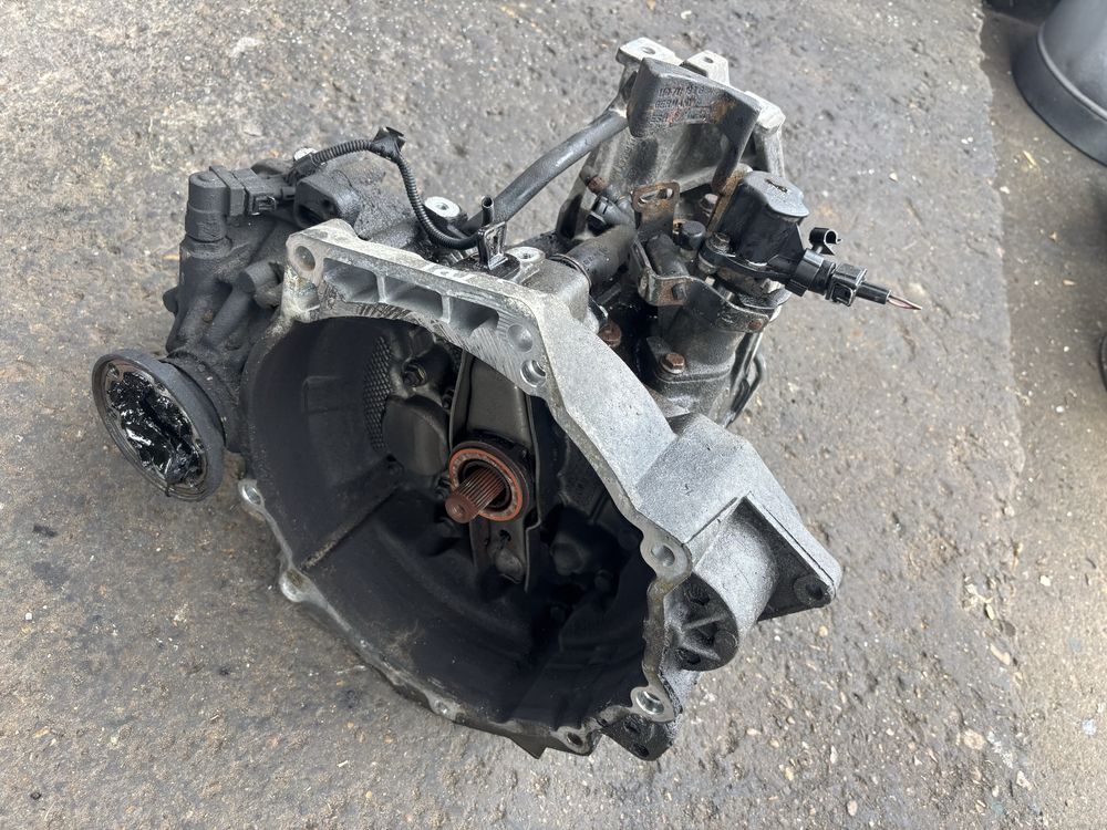 Audi A3 VW Golf Двигател скоростна кутия рейка