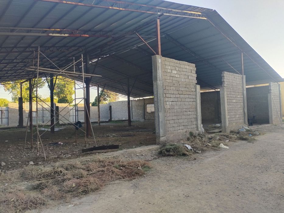 Нотурар бино сотилади