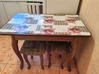 Продам кухонный небольшой стол с табуретками