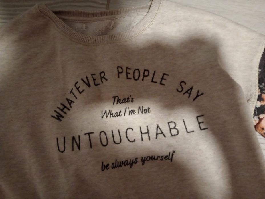 Hanorac crem cu inscripție